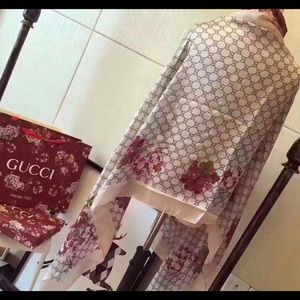 Gucci silk scarf  (Pink)